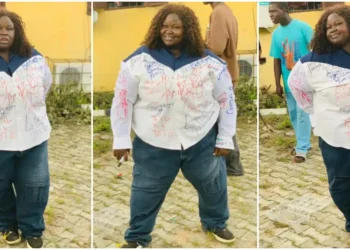 Nigerians celebrate a lady who’s graduation video went viral as she signs out in grand style