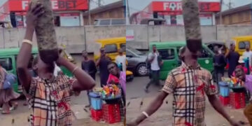 “Unbelievable Feat: Lagos Man Stuns Ikeja Crowd by Lifting Heavy Stone with His Mouth”