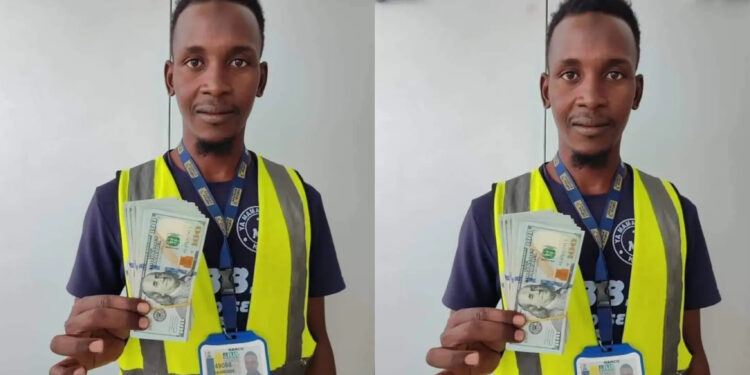 airport cleaner returned $10,000 (N16million)he found inside a plane.