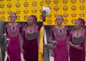 Hilarious moment mother of Portable’s new signee confronts him for impregnating a lady in Ibadan