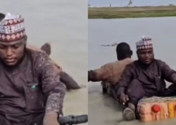 “Against All Odds: Borno Local Government Chairman Paddles Through Floodwaters in a Makeshift Canoe to Reach His People”