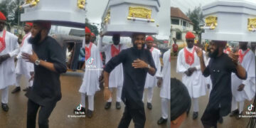 “Why is next of kin so Happy like this? ” in a burial ceremony Next of kin raised eyebrows as he looks so happy jubilating with his dad coffin 