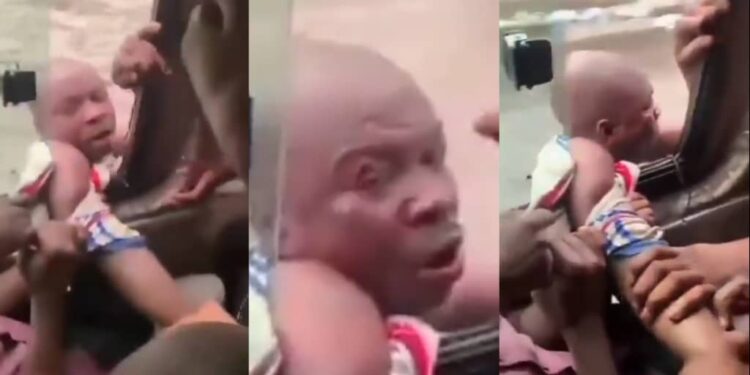 “How he wan take explain this to police”- Moment Man was c@ught by bus passengers during attempted phone sn@tch from a moving vehicle