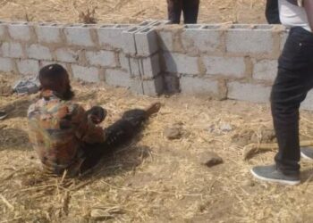 Yahoo boy was apprehended by the police with girlfriend’s head in bag