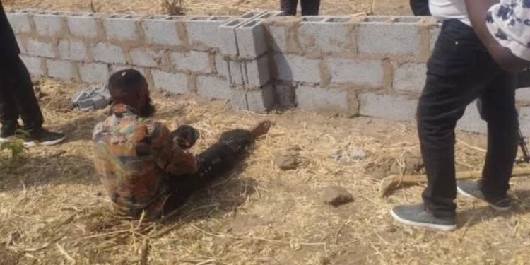 Yahoo boy was apprehended by the police with girlfriend’s head in bag