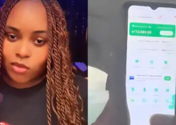 Lady captures man’s Opay balance inside bus, video sparks debate online