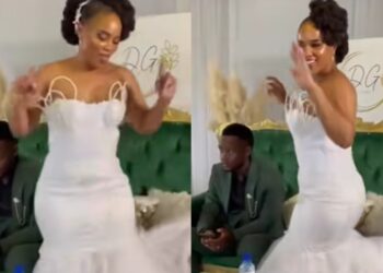 “Bro looks shy and exhausted from the ups and down”-Netizens react as groom ignores bride, focuses on phone during wedding